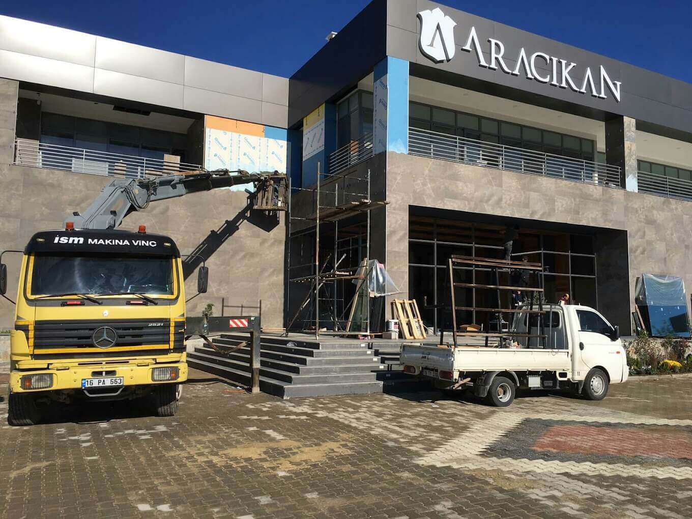 İnegöl Sepetli Vinç Kiralama: Yüksekte Çalışmanın Güvenli Yolu