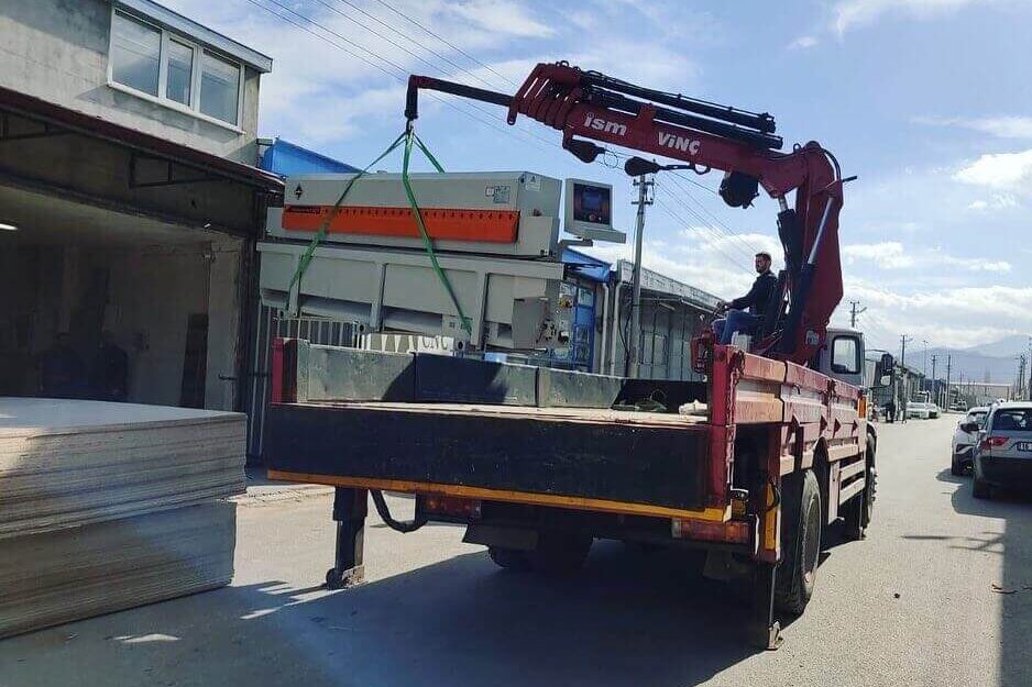 İnegöl'de Fabrika Makine Taşıma: Vinç ve Forklift ile Güvenli Kurulum