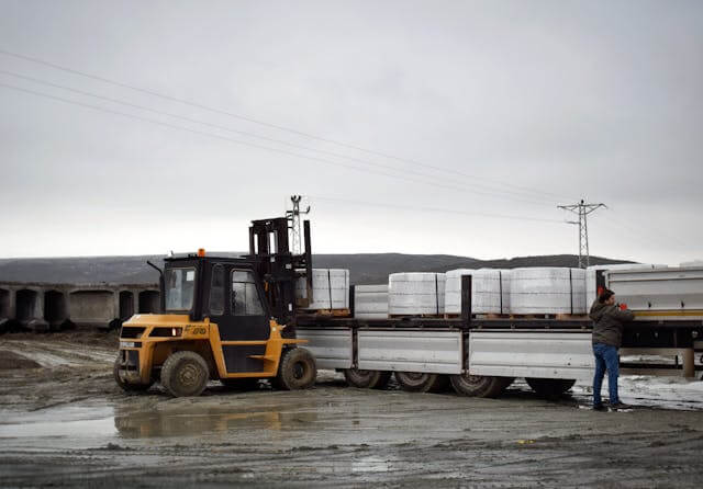 İnegöl forklift kiralama hizmeti ile bir tırın boşaltılması